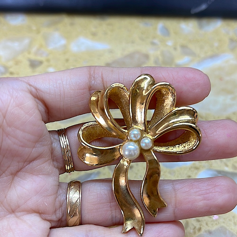 Vintage Avon Gold Tone Bow Brooch with Faux Pearls